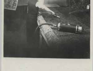 Treuhandstelle depot: Carpet vacuuming by an employee (source: http://collections.jewishmuseum.cz)