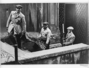 Religious objects are moved out of the Spanish Synagogue side entrance (source: http://collections.jewishmuseum.cz)