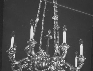 Treuhandstelle depot: Eight-branch brass chandelier (source: http://collections.jewishmuseum.cz)