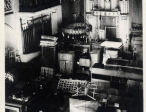 Storage of confiscated Jewish property in the Spanish Synagogue (source: http://collections.jewishmuseum.cz)