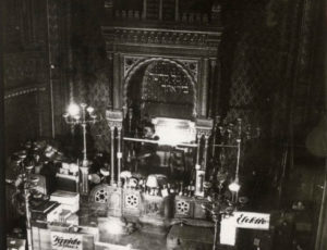 Storage of confiscated Jewish property in the Spanish Synagogue (source: http://collections.jewishmuseum.cz)