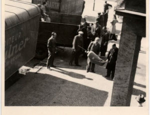 Removal vans before the Spanish Synagogue (source: http://collections.jewishmuseum.cz)
