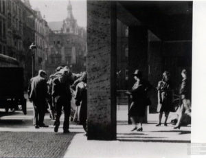 Moving of confiscated Jewish property to the depot established in the Spanish Synagogue (source: http://collections.jewishmuseum.cz)