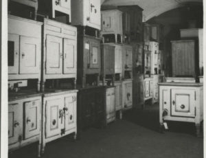 Chladicí skříně zabavené v židovských domácnostech ve skladu Treuhandstelle (zdroj: http://collections.jewishmuseum.cz)