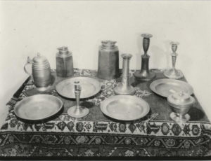 Cínové nádobí (mísy, džbány, svícny) ve skladu Treuhandstelle (zdroj: http://collections.jewishmuseum.cz)