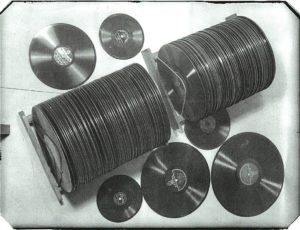 Zabavené gramofonové desky ve skladu Treuhandstelle (zdroj: http://collections.jewishmuseum.cz)