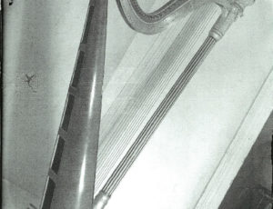 Zabavená harfa ve skladu Treuhandstelle (zdroj: http://collections.jewishmuseum.cz)