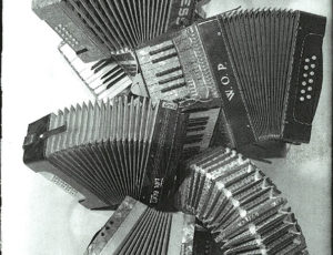 Zabavené hudební nástroje ve skladu Treuhandstelle (zdroj: http://collections.jewishmuseum.cz)