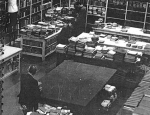 Třídění a uskladnění knih ve skladu v Dlouhé ulici č. 33 (původně tělocvična tělovýchovného spolku Maccabi) (zdroj: archiv Yad Vashem)