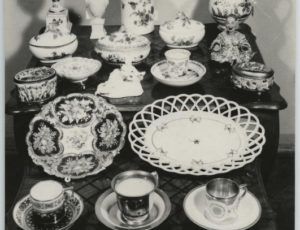 Nádobí (malovaný porcelán) ve skladu Treuhandstelle (zdroj: http://collections.jewishmuseum.cz)