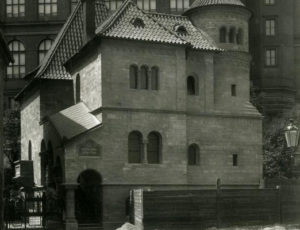 Obřadní síň pražského Pohřebního bratrstva u Starého židovského hřbitova (zdroj: http://collections.jewishmuseum.cz)