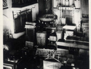 Sklad zabaveného židovského majetku ve Španělské synagoze (zdroj: http://collections.jewishmuseum.cz)