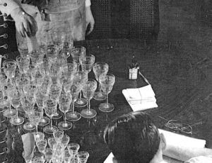 Zaměstnanci Treuhandstelle se zabavenými sklenicemi (zdroj: archiv Yad Vashem)