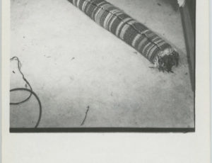 Srolovaný koberec ve skladu Treuhandstelle (zdroj: http://collections.jewishmuseum.cz)